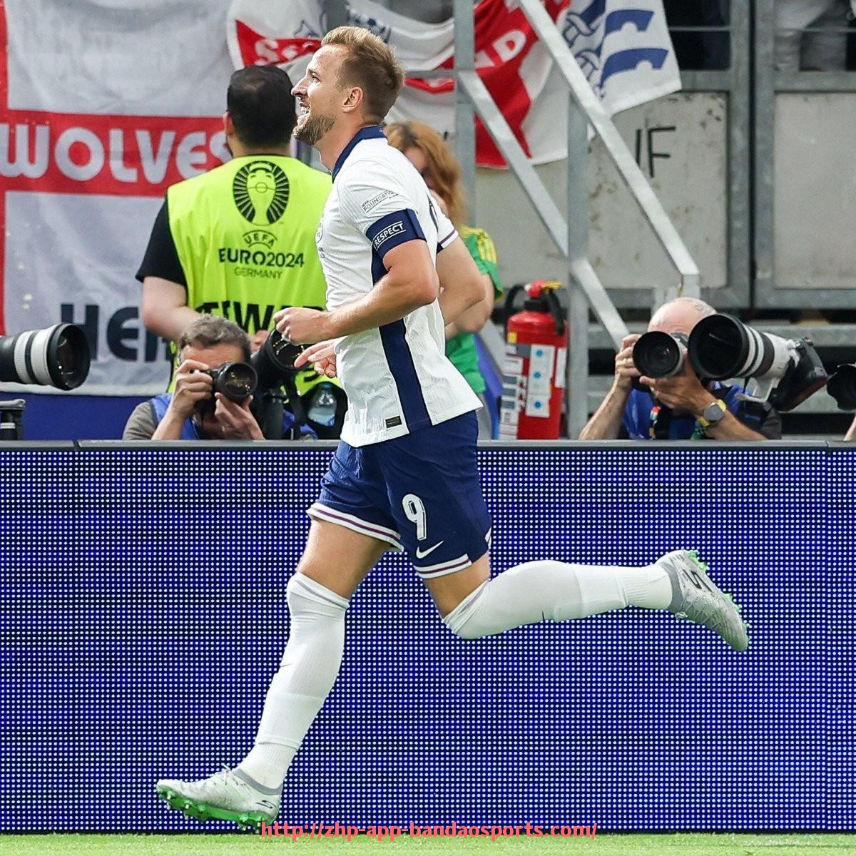 半岛体育app-英超球员一周薪资揭秘：顶级运动员的收入到底有多高